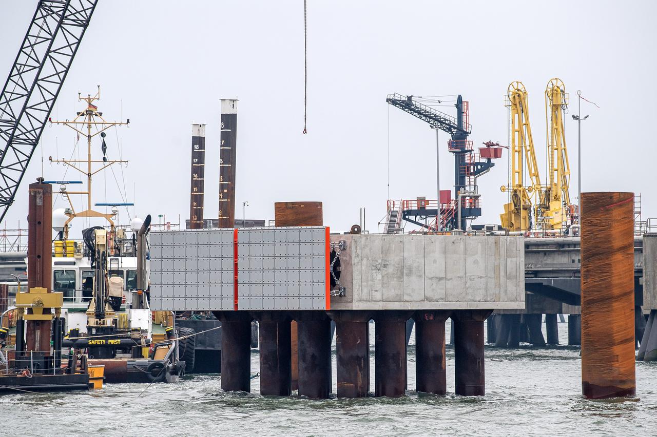 Bauarbeiten an den neu gebauten Anlegedalben für das zukünftigen Importterminal für Flüssigerdgas (LNG) in Wilhelmshaven.