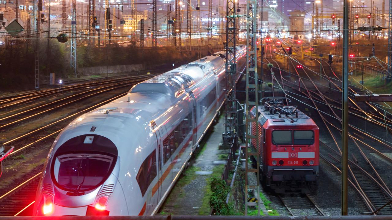 Ein ICE und eine Lokomotive stehen auf dem Gleisvorfeld des Hauptbahnhofs. 