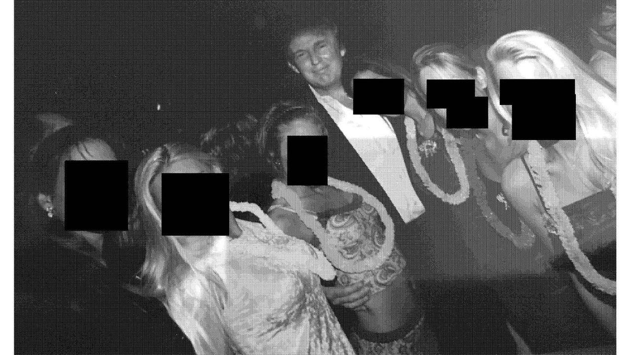 Das Bild zeigt Sonald Trump mit fünf unkenntlich gemachten Frauen. Das Bild zeigt Sonald Trump mit fünf unkenntlich gemachten Frauen.