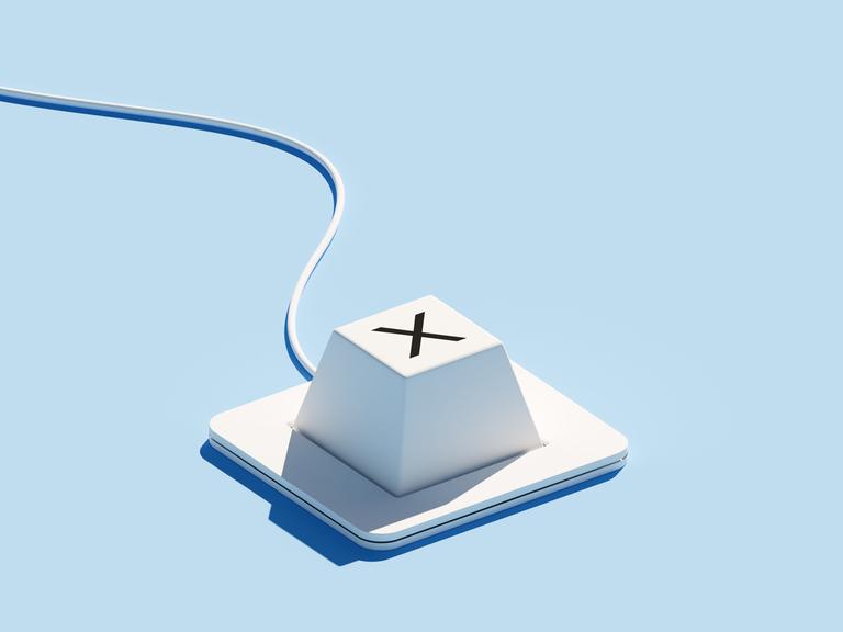 Eine Tastatur mit einer einzelnen Taste und einem „X“-Symbol steht vor blauem Hintergrund. 