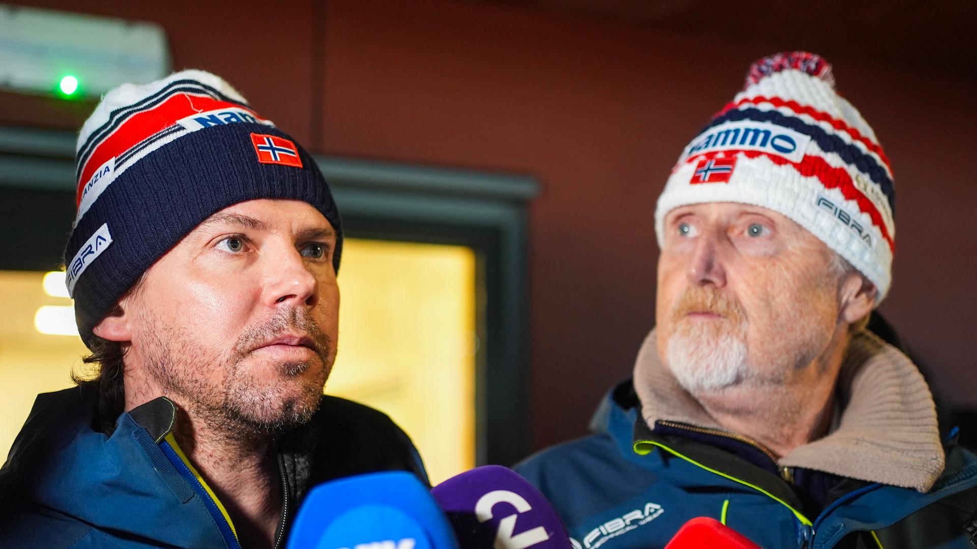 Das Bild zeigt Norwegens Skisprungtrainer Magnus Brevig (links) und Teamchef Jan Erik Aalbu auf einer Pressekonferenz in Trondheim nach der Skisprung-WM.