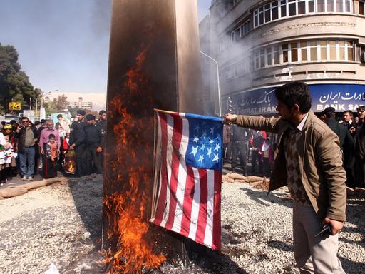 Die amerikanische Fahne wird am 32. Jahrestag der Erstürmung der amerikanischen Botschaft in Teheran vor dem ehemaligen Botschaftsgebäude verbrannt.