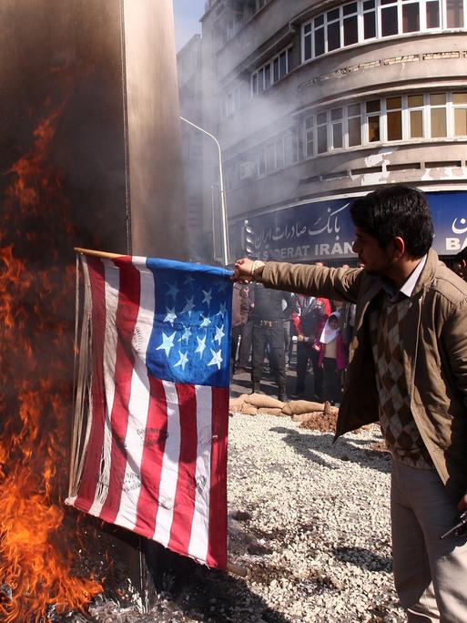 Die amerikanische Fahne wird am 32. Jahrestag der Erstürmung der amerikanischen Botschaft in Teheran vor dem ehemaligen Botschaftsgebäude verbrannt.