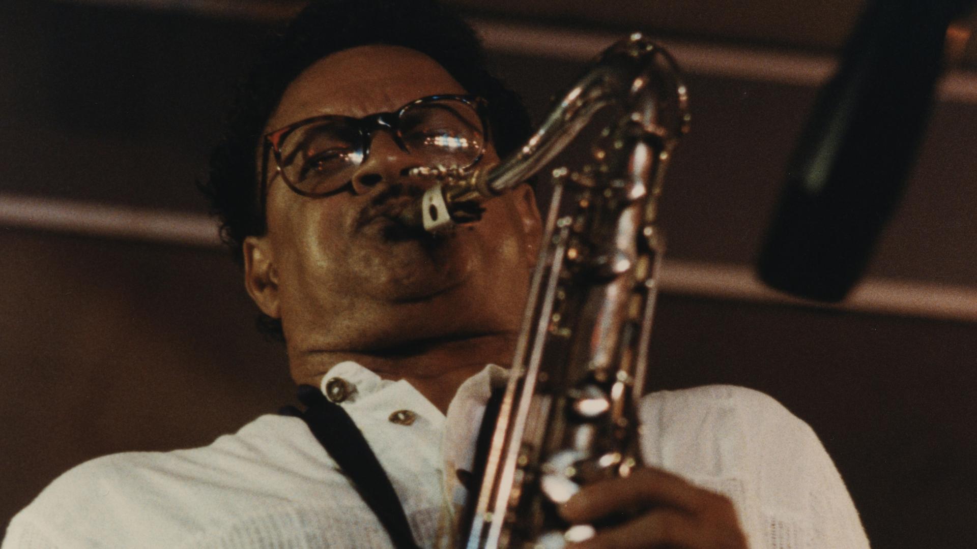 Plas Johnson spielt Saxophon. Plas Johnson spielt Saxophon.