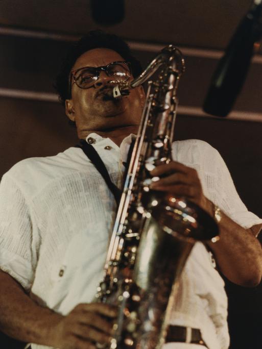 Plas Johnson spielt Saxophon.