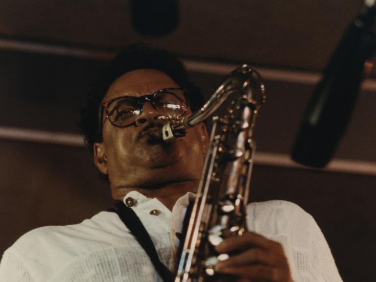 Plas Johnson spielt Saxophon.