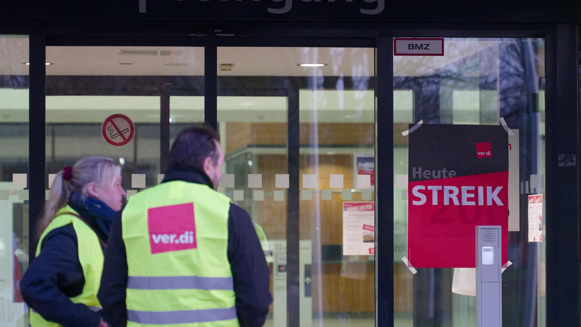 Köln: Ein Plakat weist auf den Warnstreik in der Städtischen Klinik in Köln-Merheim hin. Köln: Ein Plakat weist auf den Warnstreik in der Städtischen Klinik in Köln-Merheim hin.