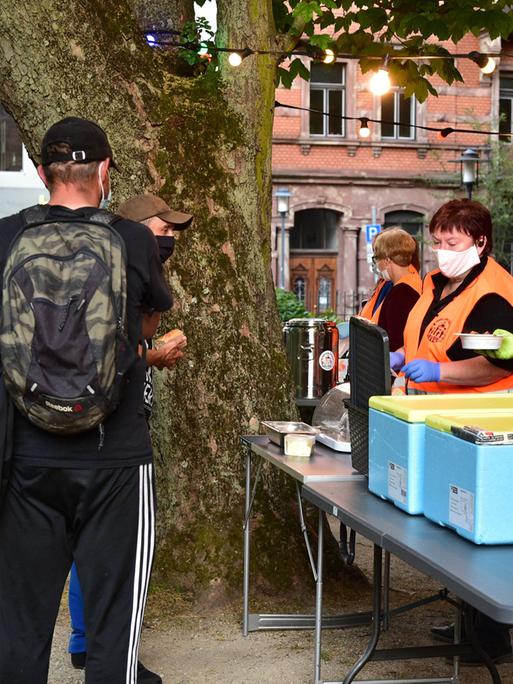 Ingos kleine Kältehilfe verteilt am Donnerstag 27.5.2020 im Garten der Johanneskirche 100 Portionen Abendessen an Bedürftige und Obdachlose, die im Freien mit einer warmen Mahlzeit versorgt werden.