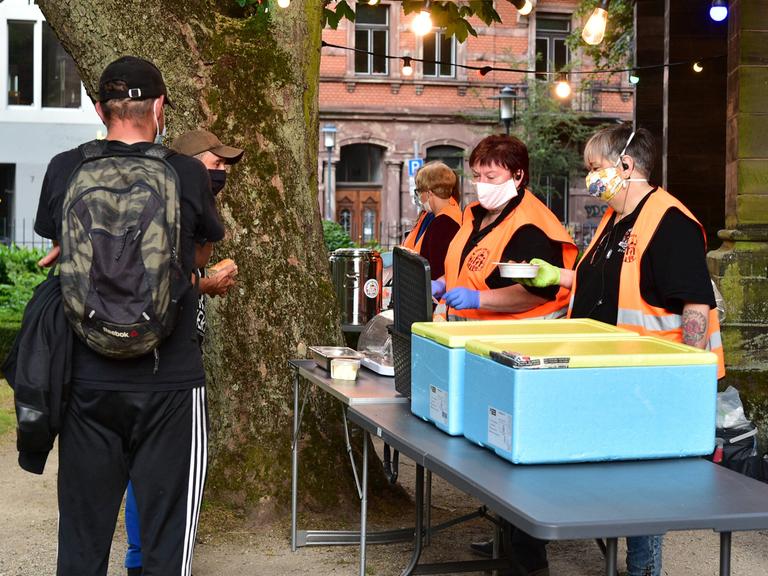 Ingos kleine Kältehilfe verteilt am Donnerstag 27.5.2020 im Garten der Johanneskirche 100 Portionen Abendessen an Bedürftige und Obdachlose, die im Freien mit einer warmen Mahlzeit versorgt werden.