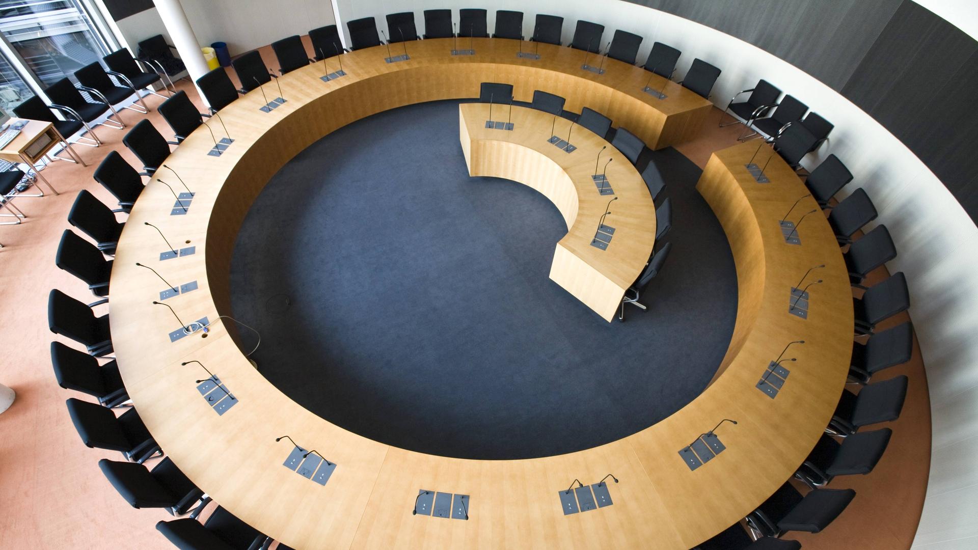 Blick von oben in den leeren Raum mit einem großen runden Tisch Blick von oben in den leeren Raum mit einem großen runden Tisch