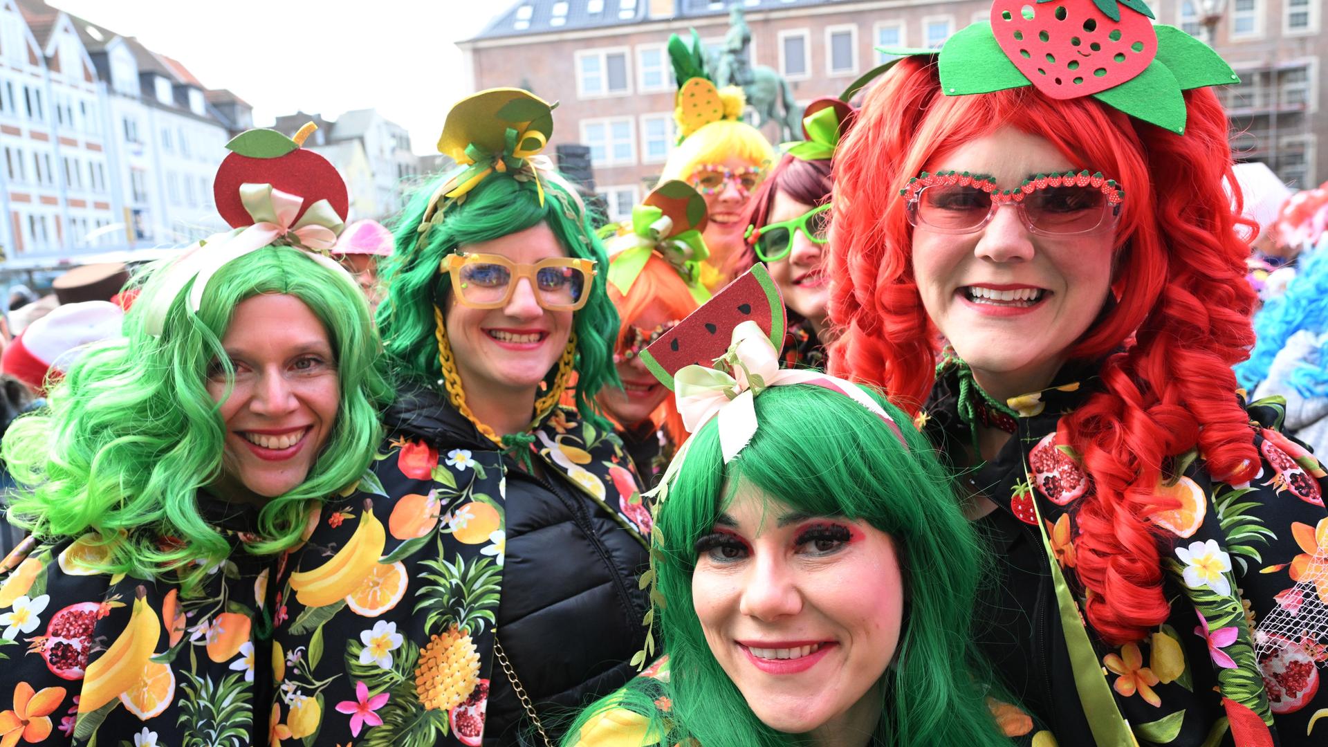 Verkleidete Jecken feiern Karneval vor dem Düsseldorfer Rathaus