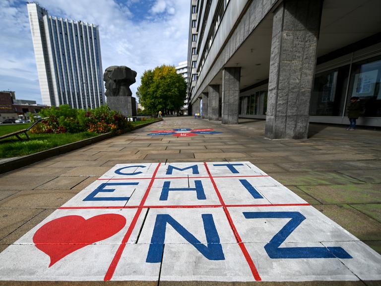 Die Buchstaben für Chemnitz stehen in einer Matrix auf dem Fußweg hinter dem Karl-Marx-Monument.