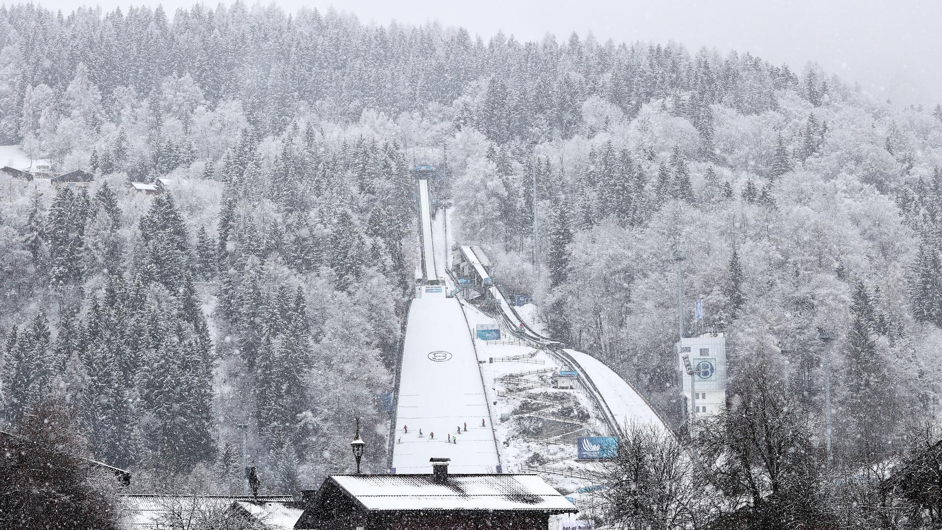 Die Bischofshofener Skisprungschanze und der umgebende Wald sind von Schnee bedeckt. Die Bischofshofener Skisprungschanze und der umgebende Wald sind von Schnee bedeckt.