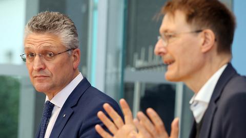 Lothar Wieler (l), Chef des RKI (Robert Koch-Institut), und Karl Lauterbach (SPD), Bundesgesundheitsminister, äussern sich im Haus der Bundespressekonferenz zum aktuellen Infektionsgeschehen und nehmen zum RKI-Wochenbericht Stellung.