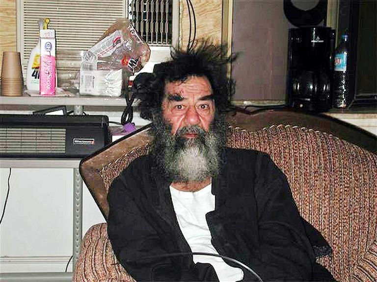 Der irakische Präsident Saddam Hussein sitzt auf einer Coach nach seiner Festnahme durch US-Truppen am 14. Dezember 2003. Der irakische Präsident Saddam Hussein sitzt auf einer Coach nach seiner Festnahme durch US-Truppen am 14. Dezember 2003.