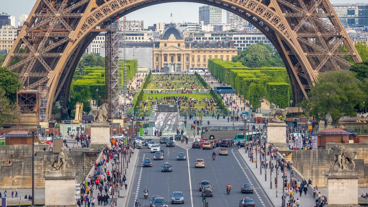 Zwischen Eiffelturm und Champ de Mars sind in Paris viele Autos und Touristen zu sehen. 