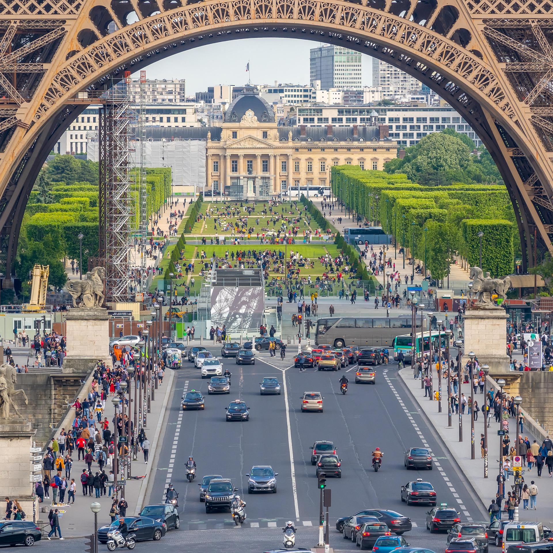 Zwischen Eiffelturm und Champ de Mars sind in Paris viele Autos und Touristen zu sehen. 