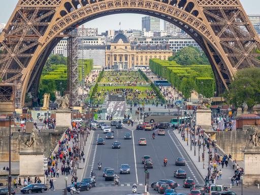 Zwischen Eiffelturm und Champ de Mars sind in Paris viele Autos und Touristen zu sehen. 