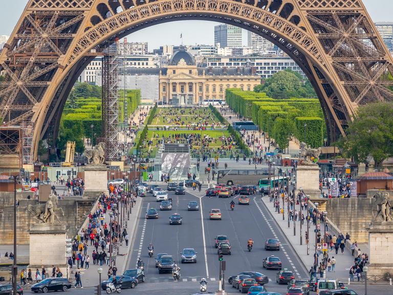 Zwischen Eiffelturm und Champ de Mars sind in Paris viele Autos und Touristen zu sehen. 