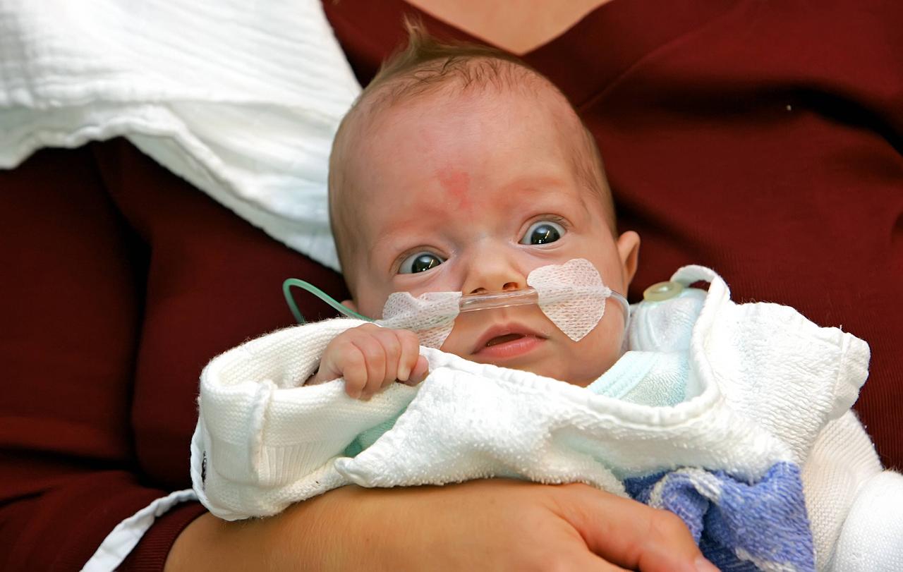 26.09.2007 - Baby Kimberley in den Armen seiner Mutter bei seiner Entlassung aus dem Krankenhaus in Göttingen.