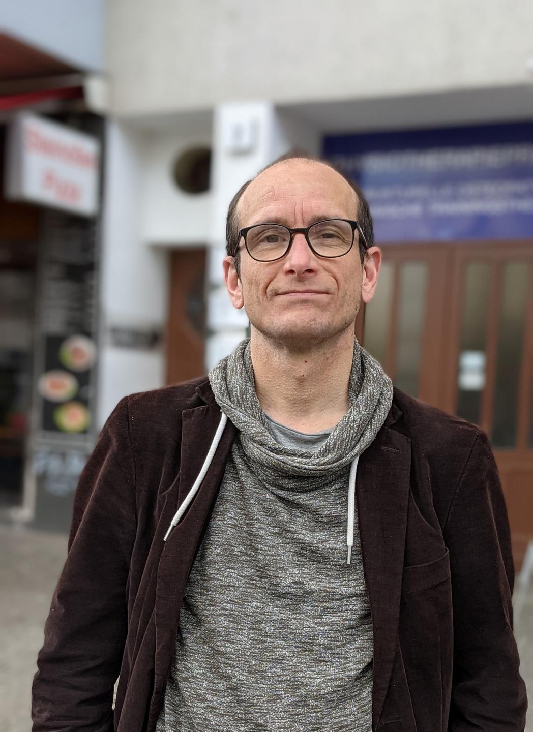 Portrait eines Mannes mit kurzen Haaren und Brille. Es ist der Feature-Redakteur Ingo Kottkamp.