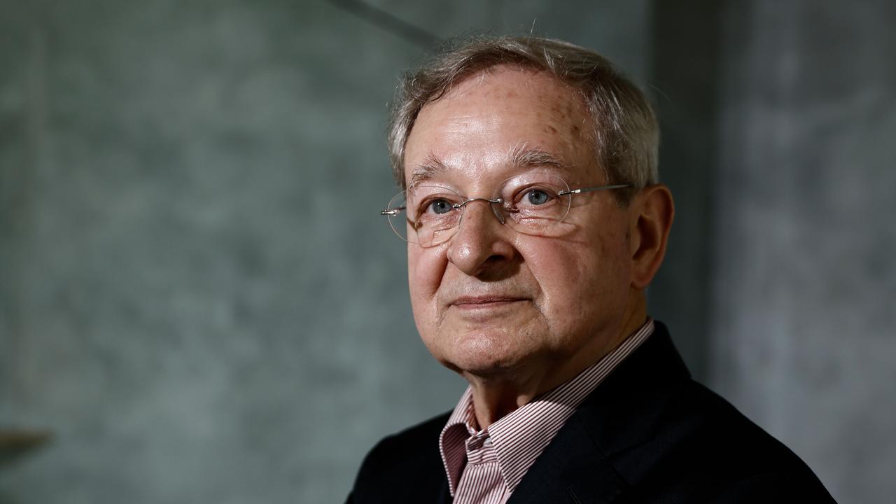 Péter Nádas, ungarischer Schriftsteller und Fotograf, steht in der Akademie der Künste.