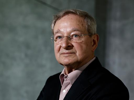 Péter Nádas, ungarischer Schriftsteller und Fotograf, steht in der Akademie der Künste. Nádas hat sein künstlerisches Archiv der Akademie der Künste übergeben. Péter Nádas, ungarischer Schriftsteller und Fotograf, steht in der Akademie der Künste. Nádas hat sein künstlerisches Archiv der Akademie der Künste übergeben.