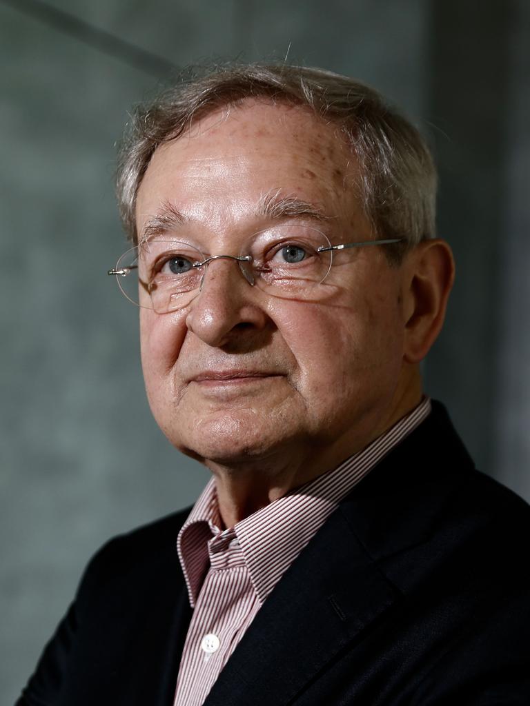 Péter Nádas, ungarischer Schriftsteller und Fotograf, steht in der Akademie der Künste. Nádas hat sein künstlerisches Archiv der Akademie der Künste übergeben. Péter Nádas, ungarischer Schriftsteller und Fotograf, steht in der Akademie der Künste. Nádas hat sein künstlerisches Archiv der Akademie der Künste übergeben.
