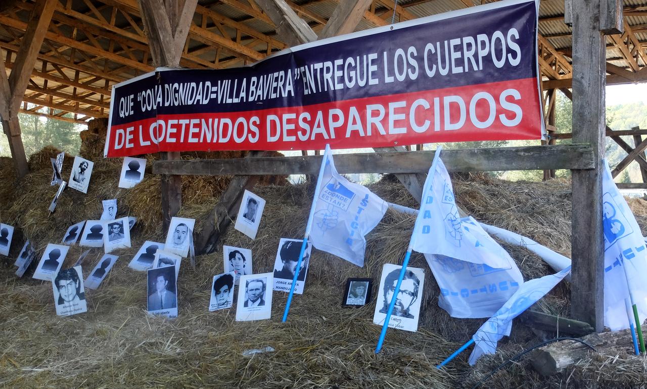 Transparente bei einer Gedenkzeremonie für die verschwundenen politischen Gefangenen in der Feldscheune in der Villa Baviera. 