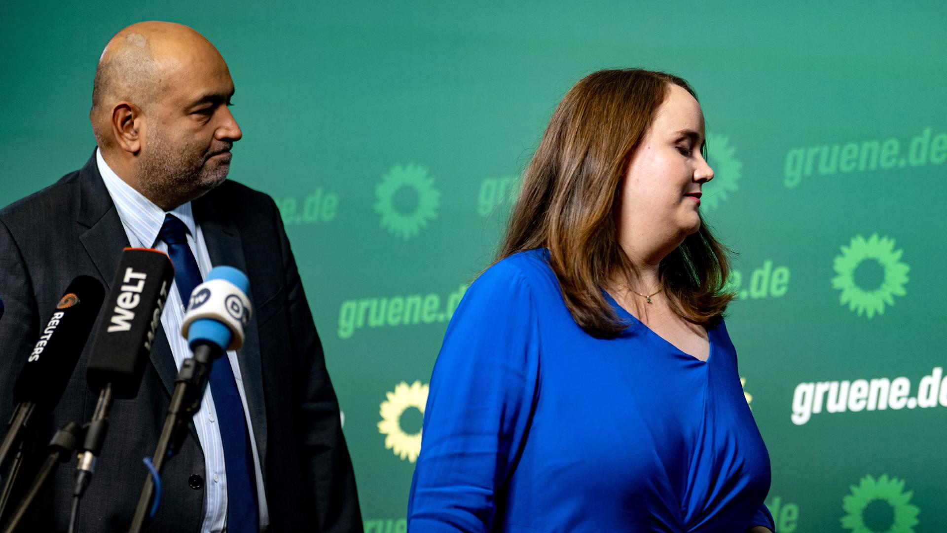 Grünen-Parteivorsitzenden Ricarda Lang (r) und Omid Nouripour verlassen eine Pressekonferenz in der Bundesgeschäftsstelle Bündnis 90/Die Grünen. Die Grünen-Spitze zieht nach den Misserfolgen der Partei bei mehreren Wahlen personelle Konsequenzen.