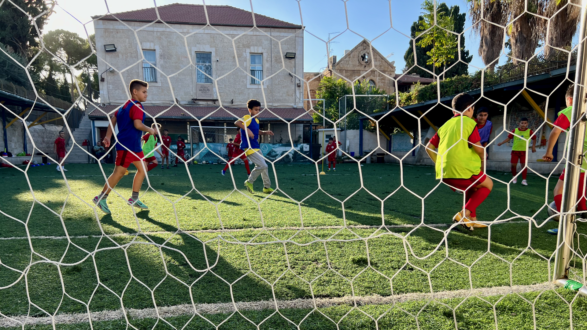 Kinder spielen Fußball beim "Hauptstadt Club" in Ostjerusalem.