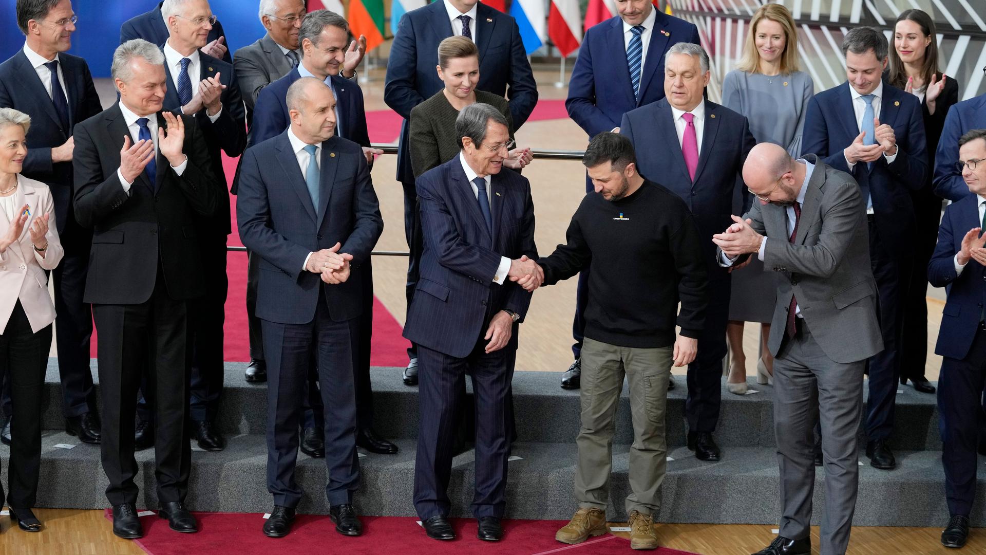 Brüssel: Wolodymyr Selenskyj (2. v.l), Präsident der Ukraine, schüttelt Nicos Anastasiades (3. v.l), Präsident von Zypern, die Hand, während sie zusammen mit den Europäischen Staats- und Regierungschefs für ein Gruppenfoto zusammenstehen. 