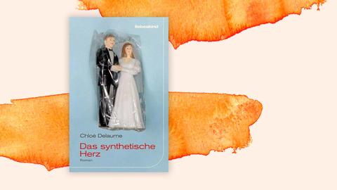 Buchumschlag des Romans "Das synthetische Herz" von Chloé Delaume, darauf ist vor blauem Hintergrund zwei eingewickelte Hochzeitspüppchen zu sehen, also ein Bräutigam im schwarzen Anzug und ein eine Brau in weißem Brautkleid, das ganze vor dem Hintergrund aus verlaufenden Farben
