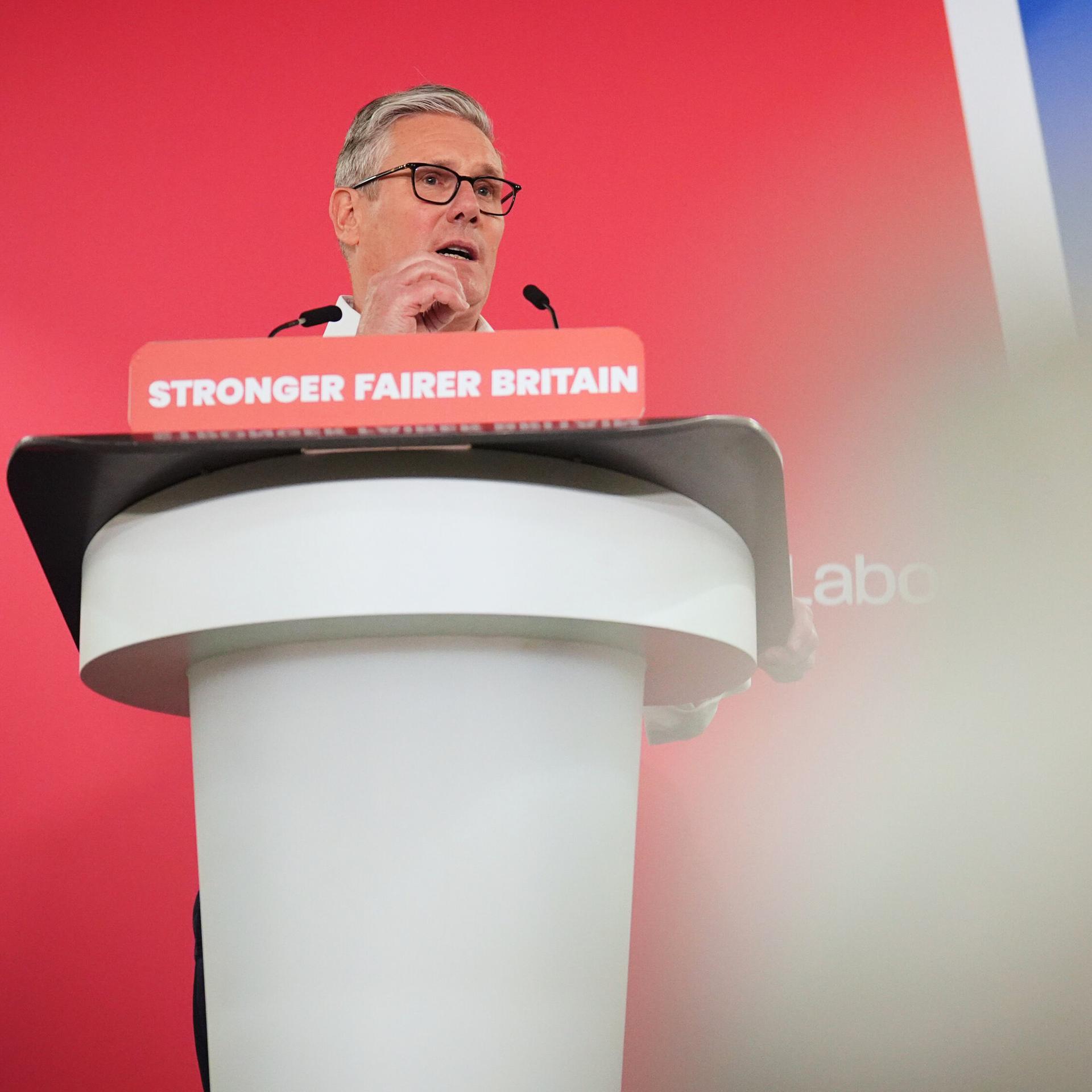 Großbritanniens Premierminister Sir Keir Starmer hält eine Rede.