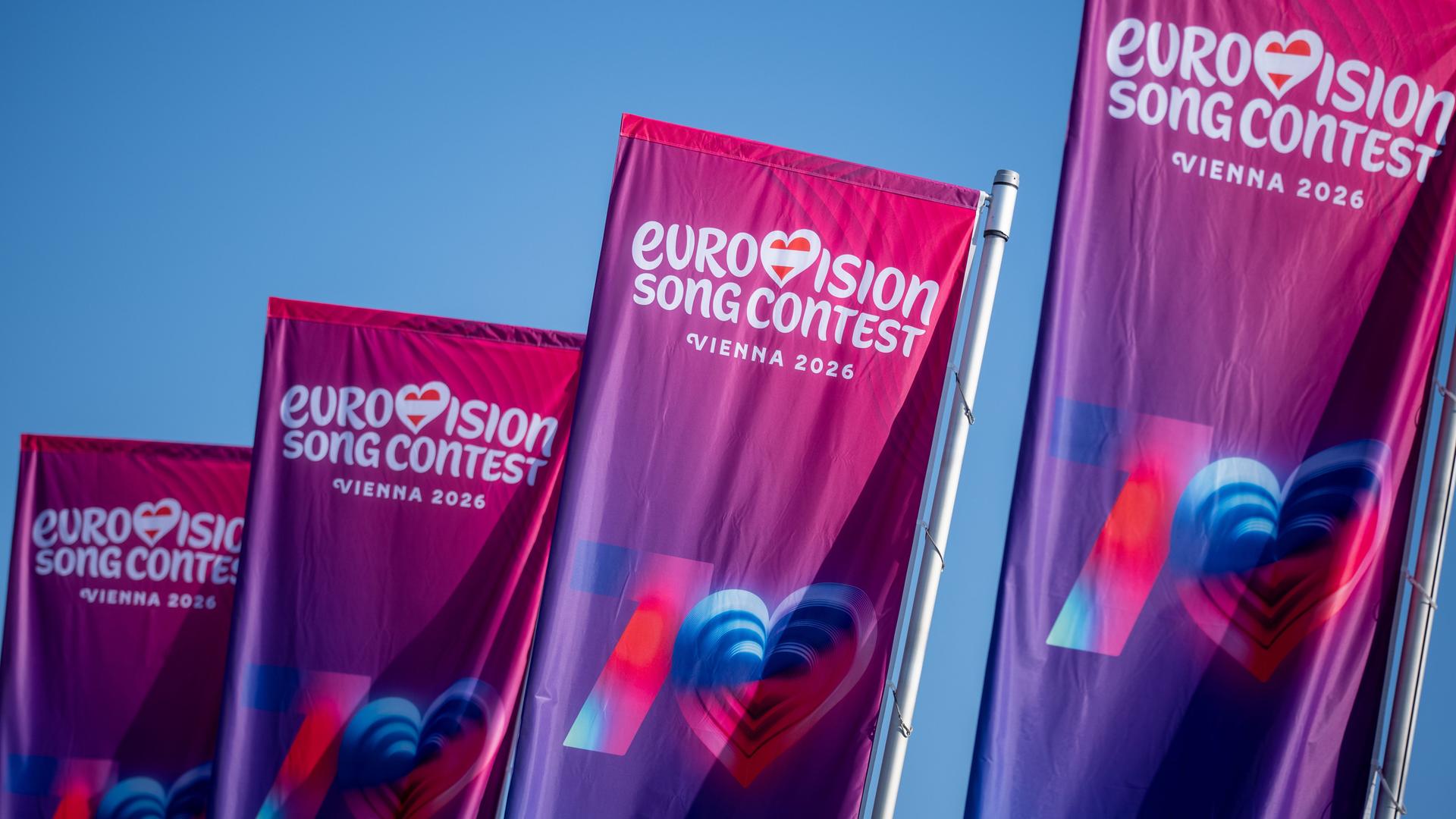 Fahnen mit Werbung für den Eurovision Song Contest (ESC) 2026 vor der Wiener Stadthalle