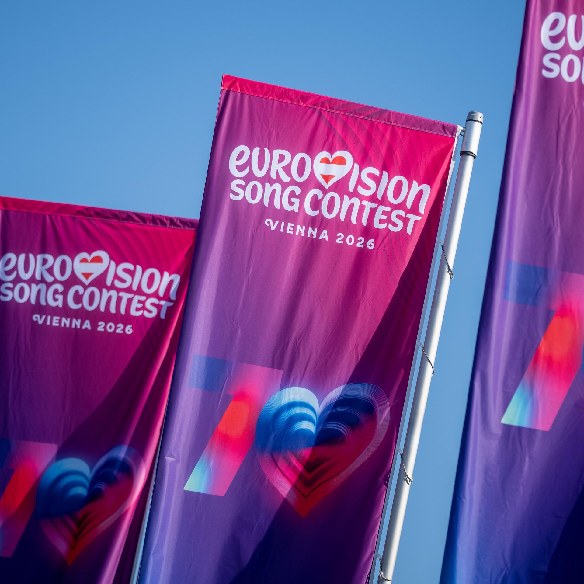 Fahnen mit Werbung für den Eurovision Song Contest (ESC) 2026 vor der Wiener Stadthalle