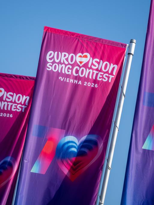 Fahnen mit Werbung für den Eurovision Song Contest (ESC) 2026 vor der Wiener Stadthalle