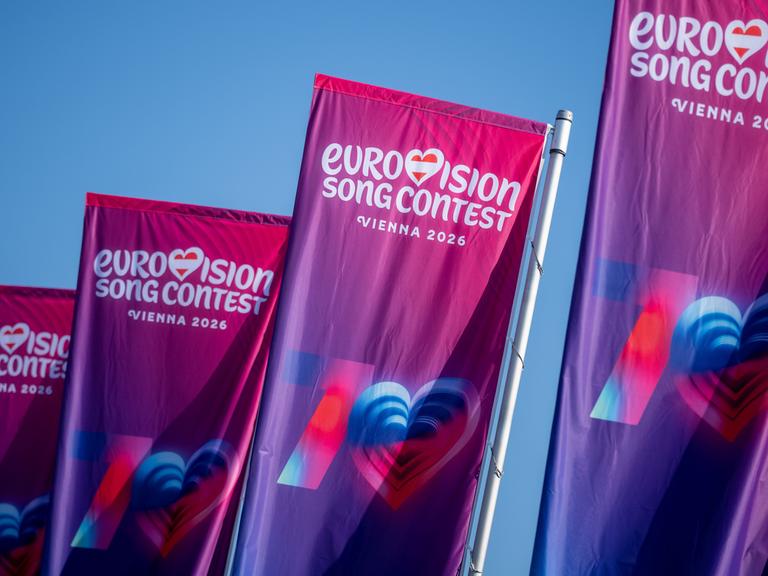 Fahnen mit Werbung für den Eurovision Song Contest (ESC) 2026 vor der Wiener Stadthalle