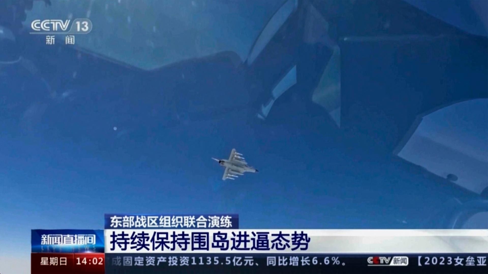 Dieses Videostandbild von Chinas Fernsehsender CCTV zeigt ein Kampfjet während einer Militärübung an einem nicht näher genannten Ort.