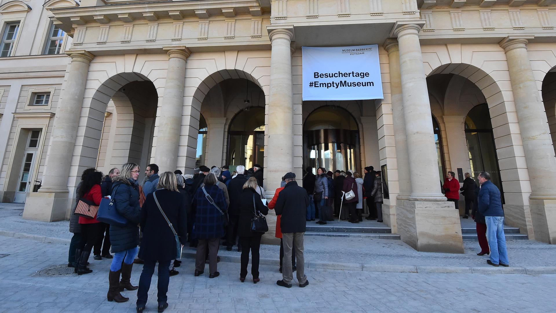 Besucher vor dem Museum Barberini warten auf Einlass