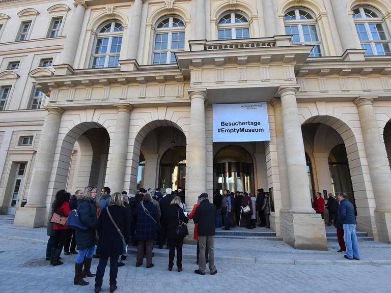 Besucher vor dem Museum Barberini warten auf Einlass