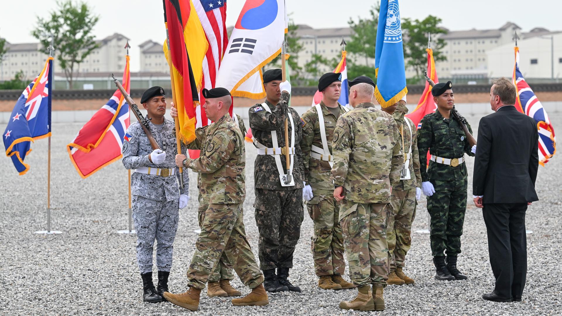 Pyeongtaek: Verteidigungsminister Boris Pistorius (r, SPD) und General Paul J. LaCamera (l, USA), Commander des United Nations Command (UNC) haben im US-Stützpunkt Camp Humphreys die deutsche Flagge an einen Soldaten übergeben. 