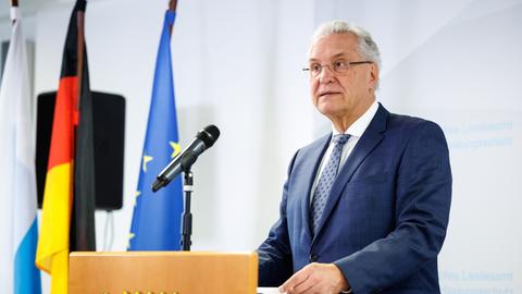 Joachim Herrmann (CSU), Innenminister von Bayern, spricht auf einer Pressekonferenz