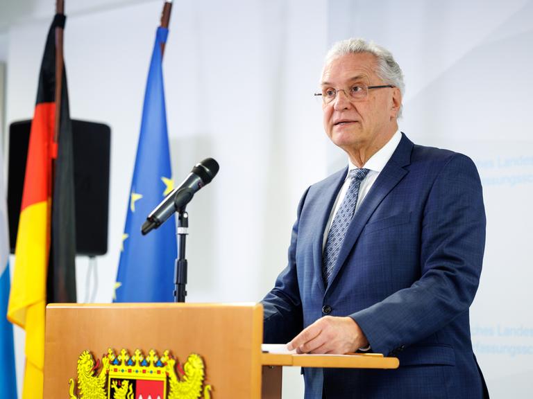 Joachim Herrmann (CSU), Innenminister von Bayern, spricht auf einer Pressekonferenz