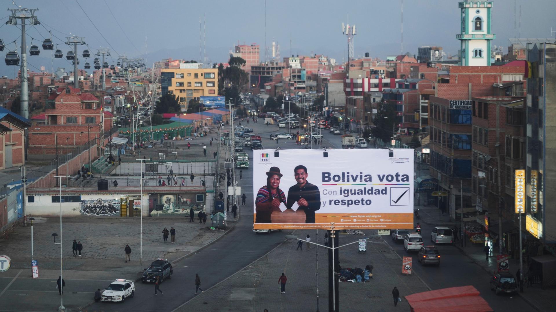 Ein Wahlplakat mit der Botschaft "Bolivien, wähle mit Gleichheit und Respekt" ist vor den bevorstehenden Präsidentschafts- und Parlamentswahlen in El Alto zu sehen. 