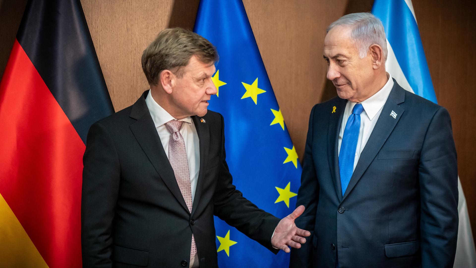 Außenminister Johann Wadephul steht neben Benjamin Netanjahu, Ministerpräsident von Israel, im Hintergrund die Flaggen Deutschlands, der EU sowie Israels. Außenminister Johann Wadephul steht neben Benjamin Netanjahu, Ministerpräsident von Israel, im Hintergrund die Flaggen Deutschlands, der EU sowie Israels.