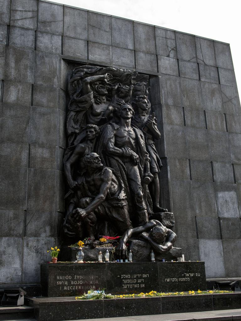 Menschen stehen vor dem Denkmal der Helden des Ghettos in Warschau, das zum Gedenken des Aufstands im Warschauer Ghetto 1943 errichtet wurde.