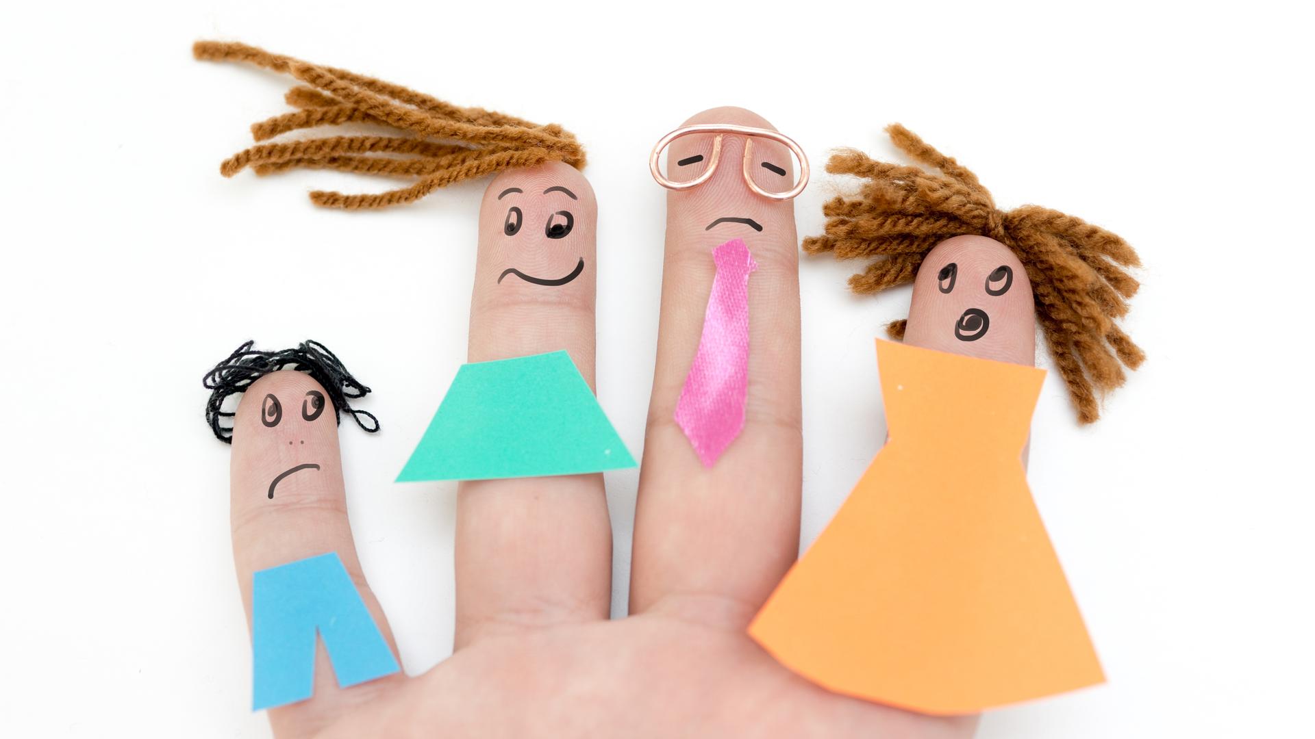 Eine Familie dargestellt mit einfachen Fingerpuppen.