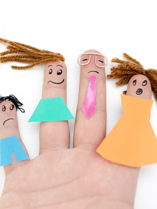 Eine Familie dargestellt mit einfachen Fingerpuppen.