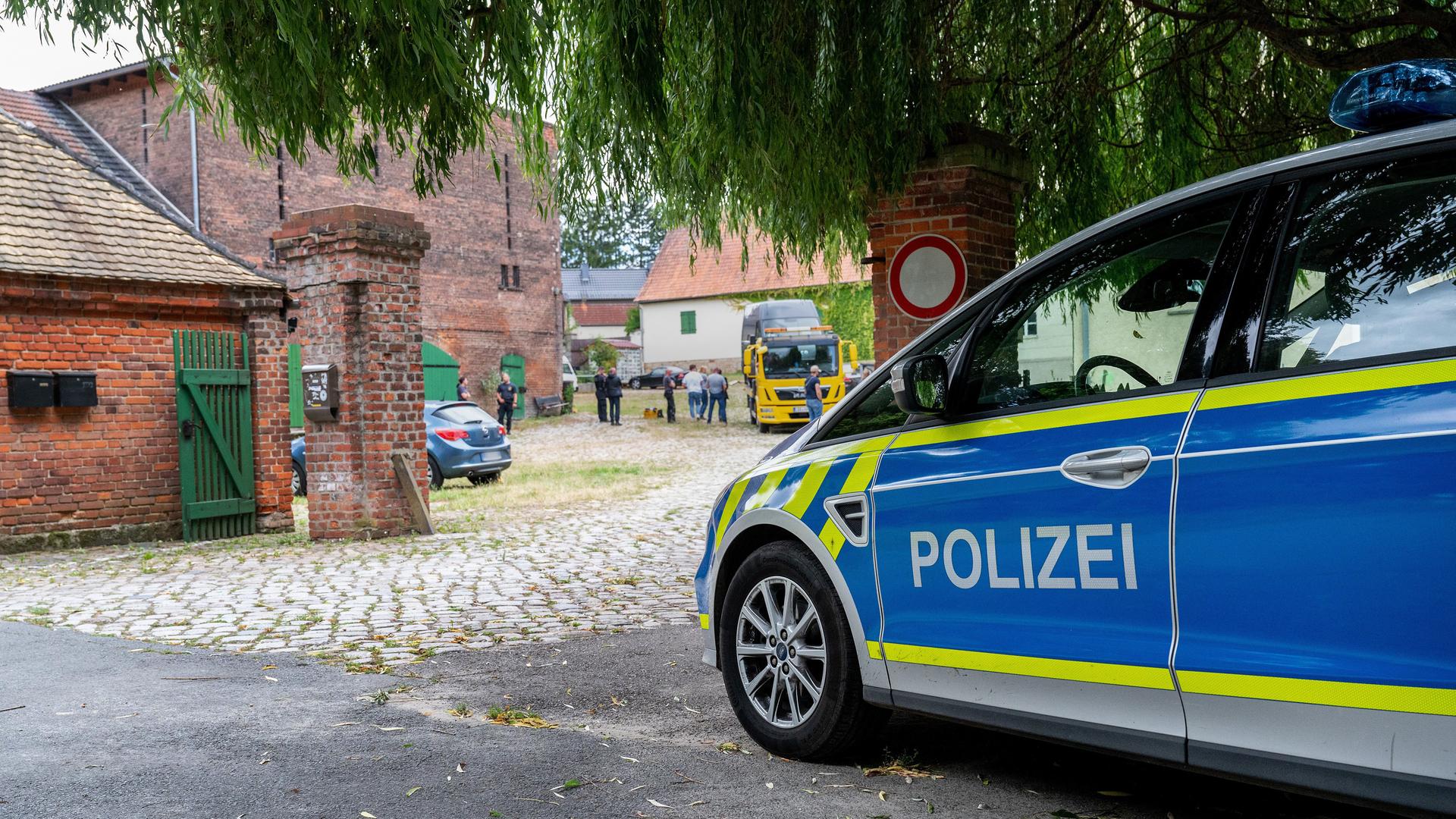 Ein Polizeiauto steht vor dem Rittergut des früheren AfD-Vorsitzenden von Sachsen-Anhalt, Poggenburg. 